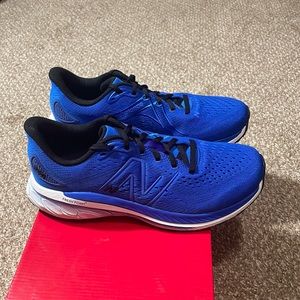 New Balance 860v13 SIZE: 8